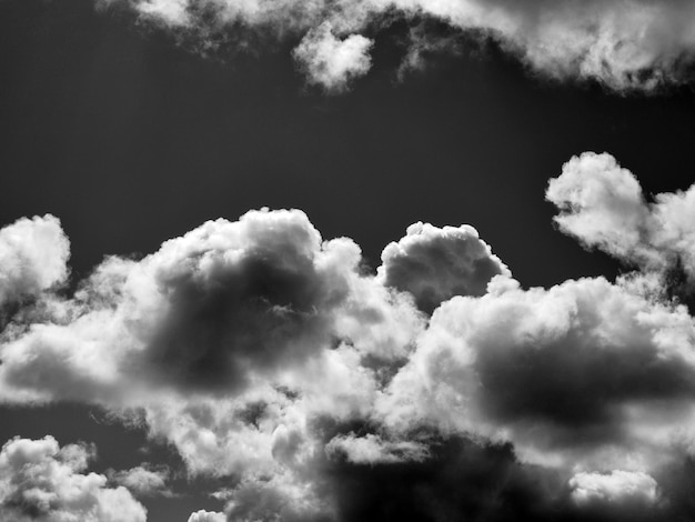 Nuvole bianche e nere sullo sfondo del cielo