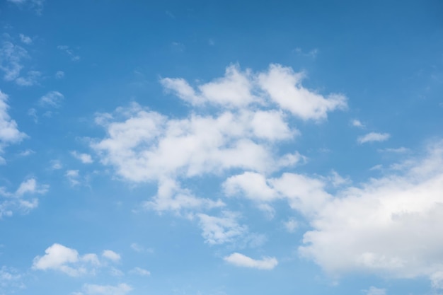 Nuvole bianche e sfondo azzurro del cielo