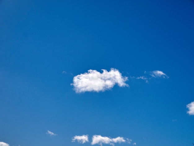 Nuvole bianche e soffice nel cielo sullo sfondo Nuvole Cumulus