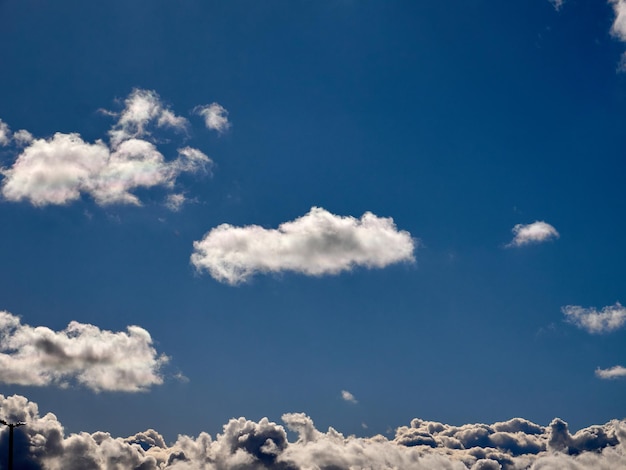 Nuvole bianche e soffice nel cielo sullo sfondo Nuvole Cumulus
