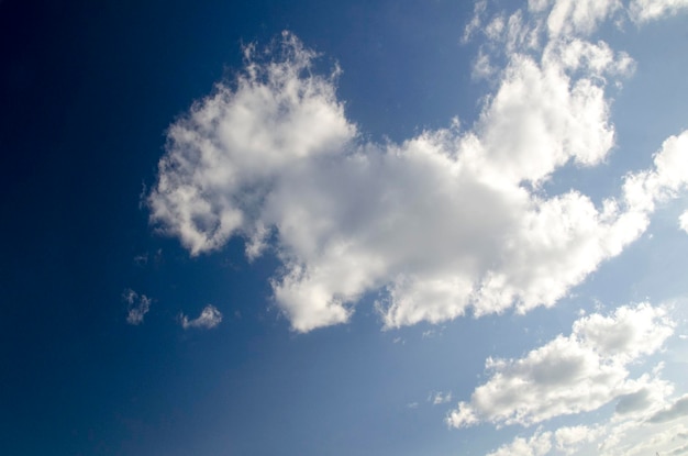 Nuvole bianche e soffici nel cielo blu intenso dell'estate cielo e nuvole carta da parati