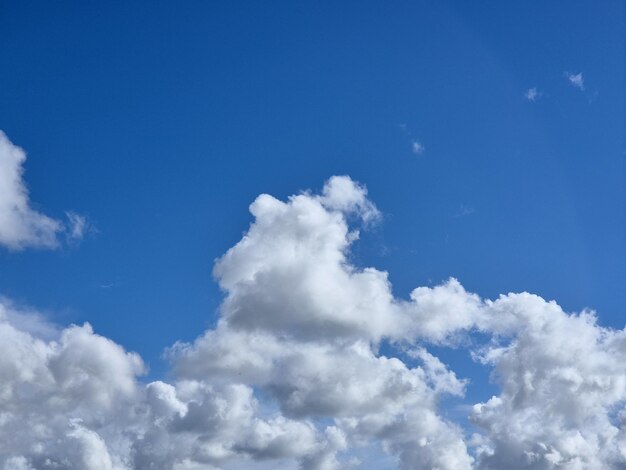 Nuvole bianche e soffici nel cielo estivo nuvole naturali sullo sfondo