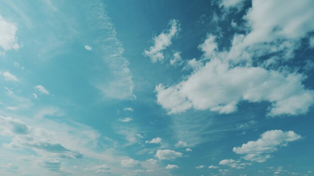 Nuvole bianche in movimento in un cielo blu sullo sfondo del cielo blu con molti strati di piccole nuvole