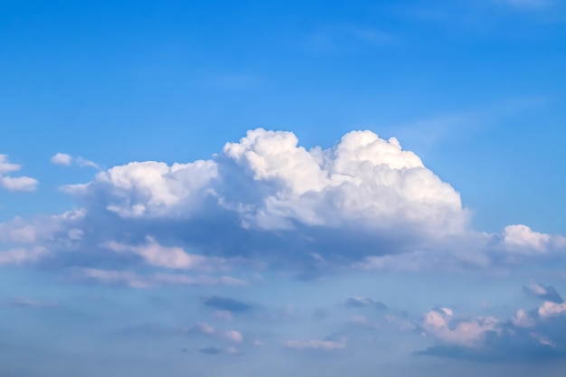 Nuvole bianche in natura sul cielo