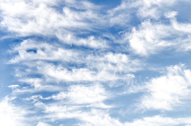 Nuvole bianche in un cielo azzurro. La bellezza della natura.