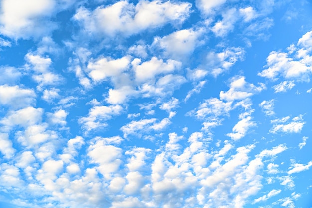 Nuvole bianche in un cielo azzurro. La bellezza della natura.