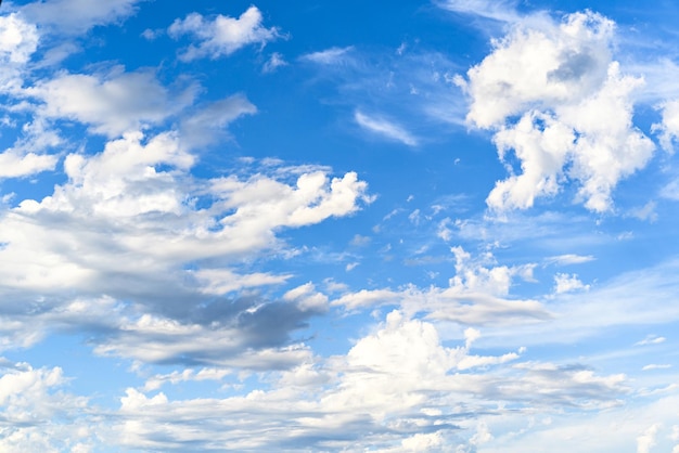 Nuvole bianche in un cielo azzurro. La bellezza della natura.