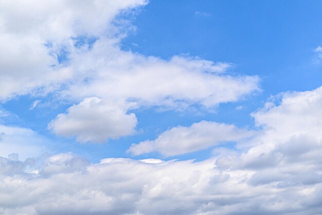 Nuvole bianche in un cielo azzurro. La bellezza della natura.