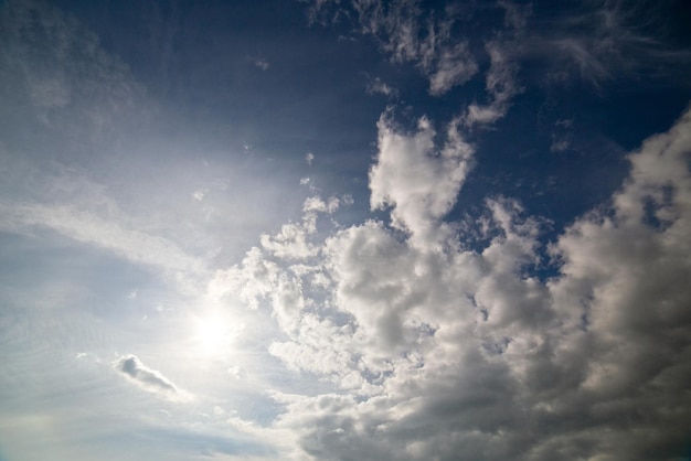Nuvole bianche miste a mezzogiorno inquadratura grandangolare diurna