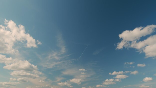 Nuvole bianche morbide che si muovono su uno sfondo blu del cielo estivo tropicale o primaverile luce solare nessun uccello e libero