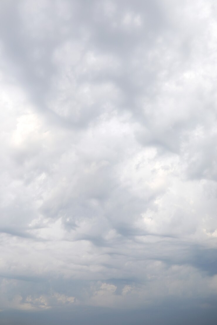 Foto nuvole bianche nel cielo azzurro a mezzogiorno d'estate