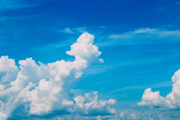 Nuvole bianche nel cielo azzurro. paesaggio di nuvole sopra la terra