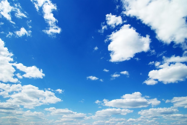 Nuvole bianche nel cielo azzurro