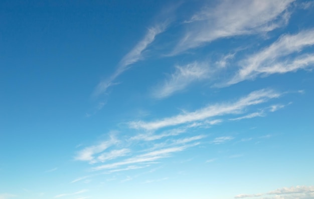 Nuvole bianche nel cielo azzurro