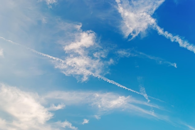 Nuvole bianche nel cielo azzurro