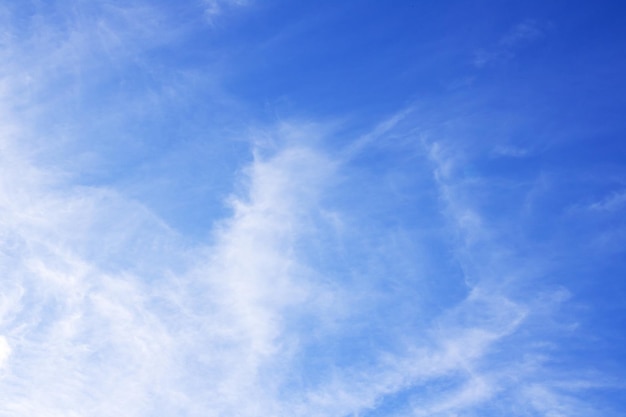 Nuvole bianche nel cielo azzurro