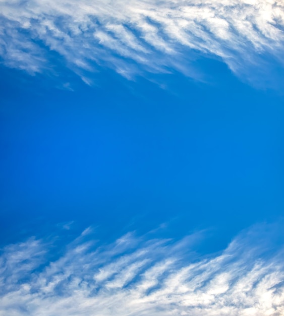 Nuvole bianche nel cielo blu bellezza del paesaggio della natura tra le nuvole