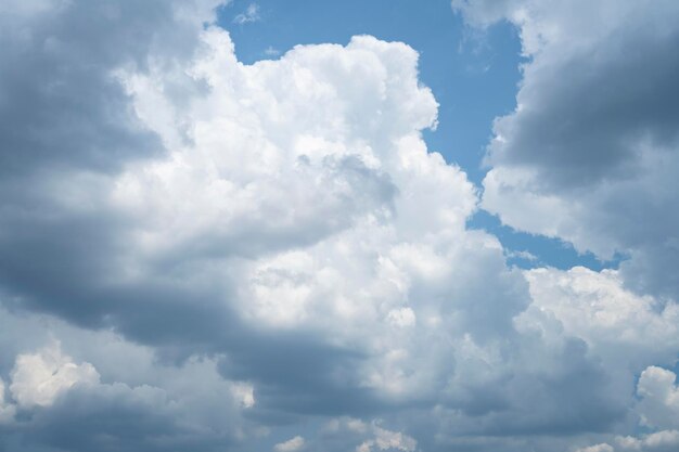 Nuvole bianche nel cielo blu Cielo con nuvole d'aria