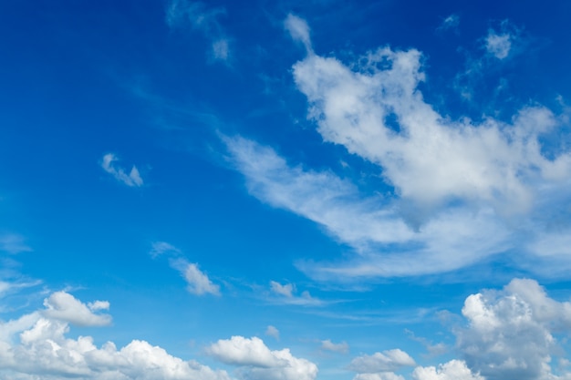 nuvole bianche nel cielo blu con spazio