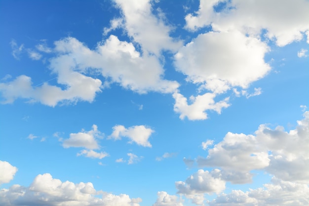 Nuvole bianche nel cielo blu Girato ad Alghero in Italia