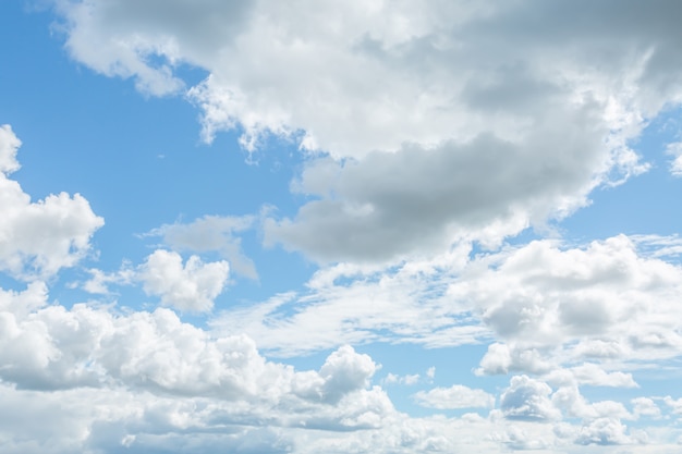 Nuvole bianche nel cielo blu. Immagine orizzontale.