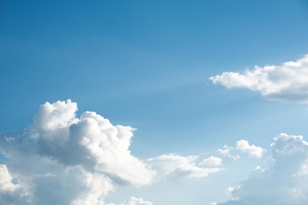 nuvole bianche nel cielo blu