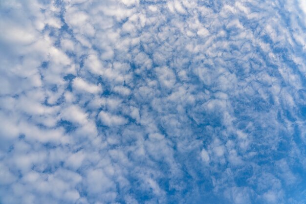 Nuvole bianche nel cielo blu