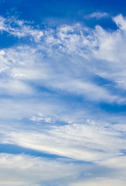 nuvole bianche nel cielo blu