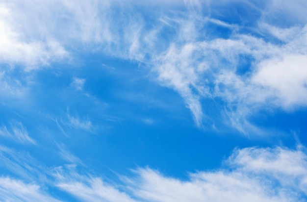 nuvole bianche nel cielo blu