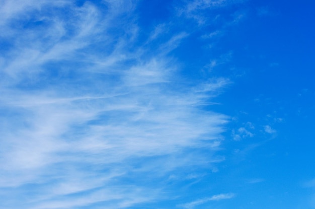 nuvole bianche nel cielo blu