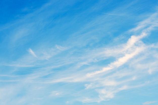 nuvole bianche nel cielo blu