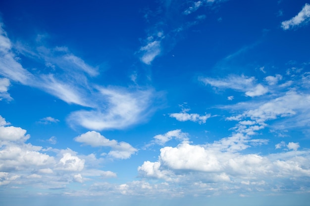 nuvole bianche nel cielo blu