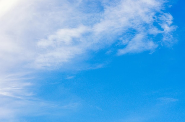 Nuvole bianche nel cielo blu