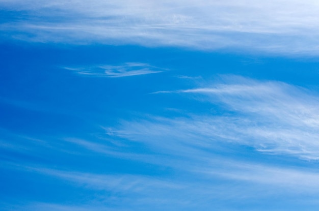 nuvole bianche nel cielo blu