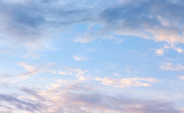 nuvole bianche nel cielo blu