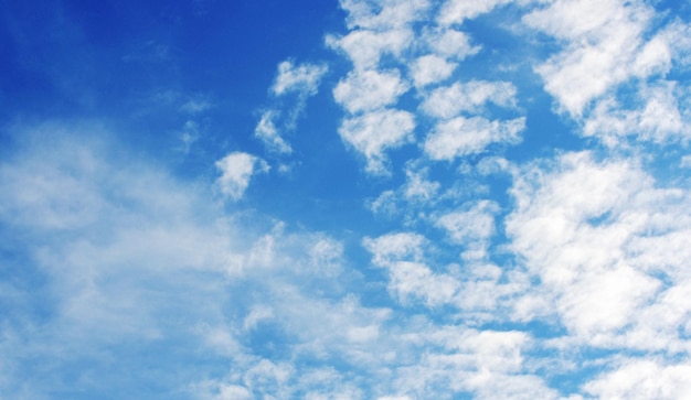 nuvole bianche nel cielo blu