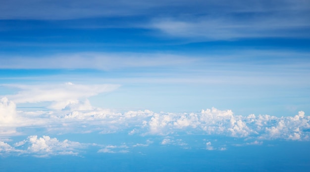 Nuvole bianche nel cielo blu