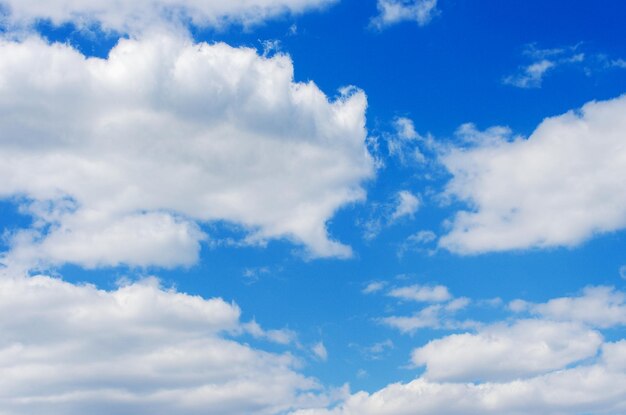 Nuvole bianche nel cielo blu