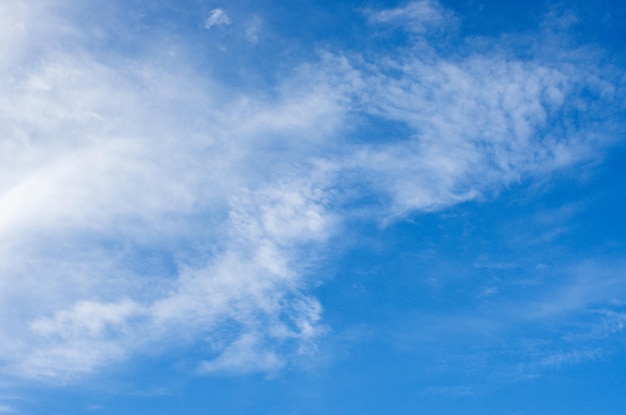 Nuvole bianche nel cielo blu