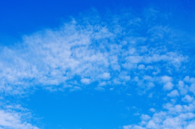 nuvole bianche nel cielo blu