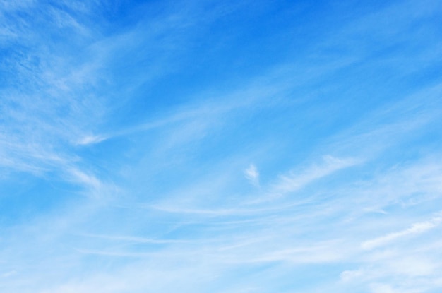 nuvole bianche nel cielo blu