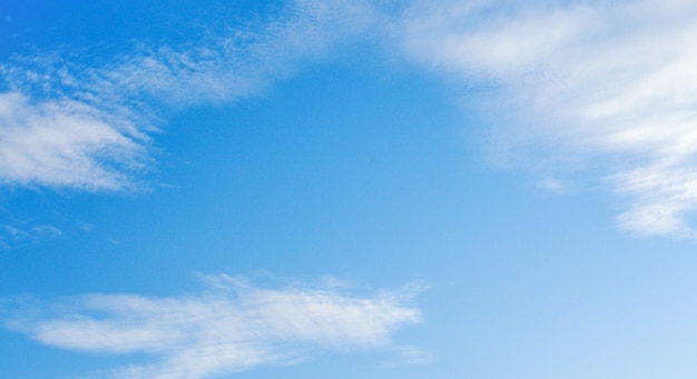 nuvole bianche nel cielo blu