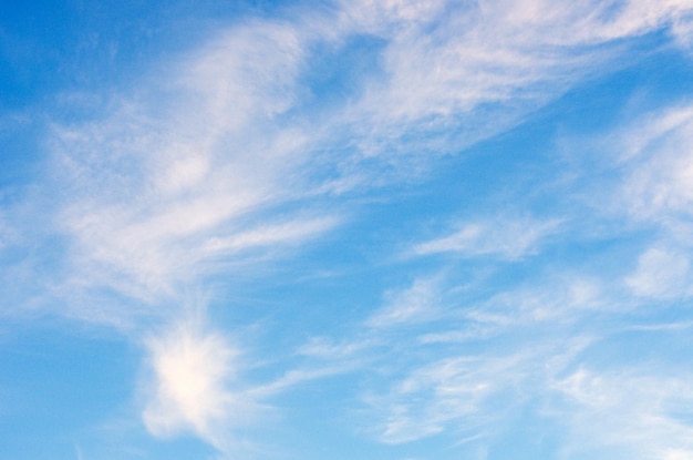 nuvole bianche nel cielo blu