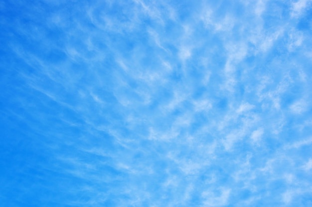 nuvole bianche nel cielo blu
