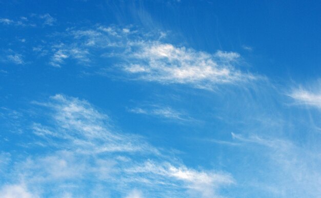 nuvole bianche nel cielo blu