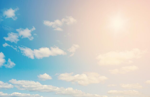 nuvole bianche nel cielo blu