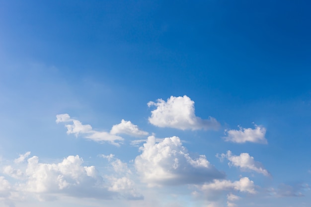 Nuvole bianche nel cielo blu.