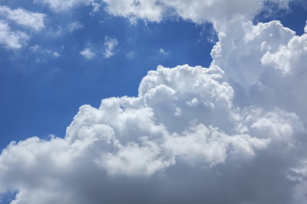 Nuvole bianche nel cielo blu