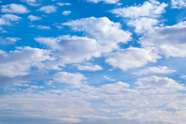 nuvole bianche nel cielo blu