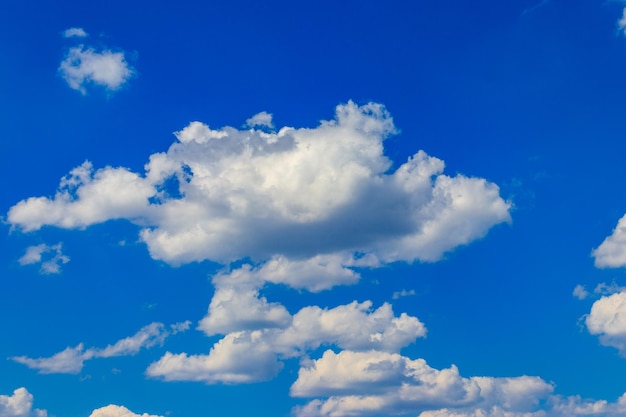 nuvole bianche nel cielo blu